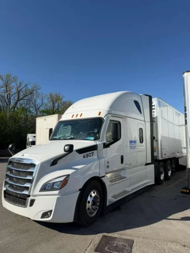 MDM International Freightliner 4907 with trailer